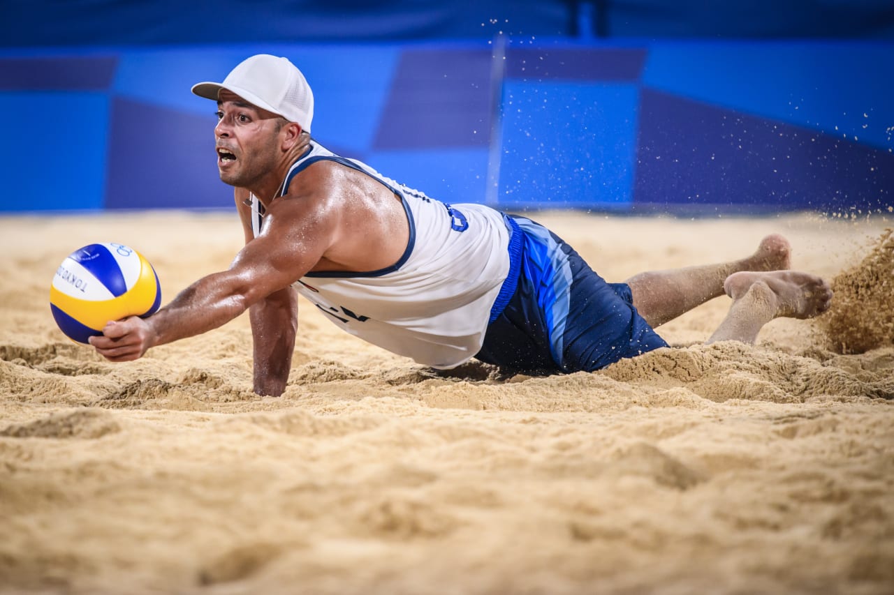 Carambula reaches for a difficult ball